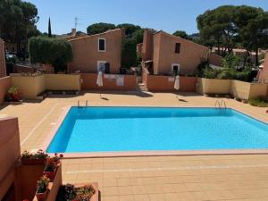 Bazén v ubytovaní Villa 6 pers avec piscine, clim et parking à 1 km de la plage - FR-1-607-155 alebo v jeho blízkosti