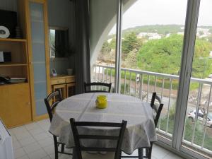 Zdjęcie z galerii obiektu Studio Cabine à Sète avec Loggia Vitrée - Proche Plages et Commerces - 3 Pers - Parking Inclus - FR-1-472-184 w mieście Sète