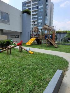 um parque com um parque infantil com escorregas e equipamento de brincar em Hermoso apartamento para estrenar en Valle de Lili em Nariño