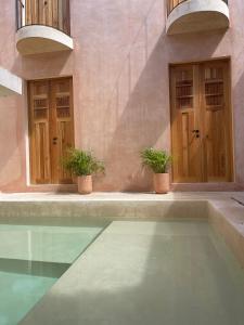 une maison avec deux portes et une piscine dans l'établissement Casa Aurora Mérida, Centro Histórico, à Mérida