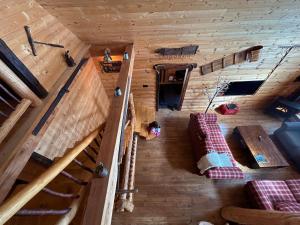 an overhead view of a living room in a log cabin at WAPITI - Chalets de Môh - Jacuzzi in La Malbaie