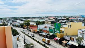 une vue aérienne sur une ville avec des bâtiments dans l'établissement Nhà Khách Vạn Thành, à Cà Mau