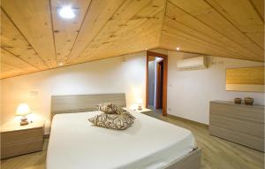 a bedroom with a large white bed and wooden ceilings at Nice Apartment In Siracusa With Wifi in Siracusa
