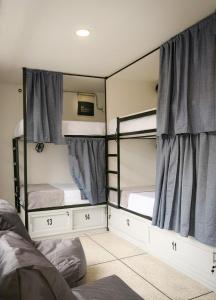 Letto o letti in una camera di DeRequka Hostel