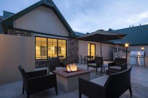 un patio con una hoguera, mesas y sillas en Residence Inn Durango Downtown, en Durango