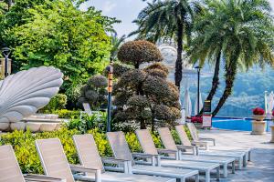 a row of lawn chairs in front of a fountain at Good View Hotel Tangxia - 15 mins drive from Dongguan South Railway Station in Dongguan