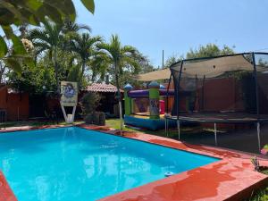 Het zwembad bij of vlak bij Casa de Playa Coco'z