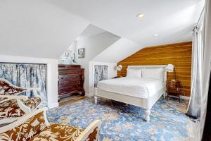 um quarto com uma cama branca e uma parede de madeira em Seagrass Suite em Key West