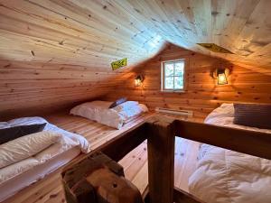 拉馬巴耶的住宿－WOODY - Chalets de Môh，小木屋内带两张床的房间