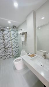 Koupelna v ubytování PARIS HOTEL + 20 fotografií