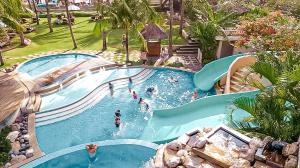 una vista aérea de una piscina en un complejo en Bali Mandira Beach Resort & Spa, en Legian