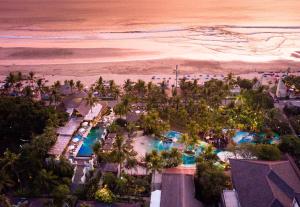 eine Luftansicht eines Resorts mit Strand in der Unterkunft Bali Mandira Beach Resort & Spa in Legian