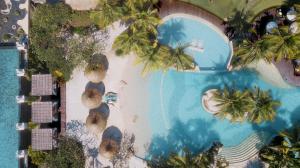 una vista aérea de la piscina del complejo con palmeras en Bali Mandira Beach Resort & Spa, en Legian