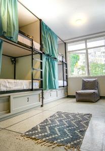 Pokój wieloosobowy z łóżkami piętrowymi i dywanem w obiekcie DeRequka Hostel w mieście Pereira