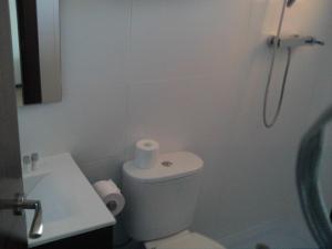 A bathroom at Hostal Cubelles