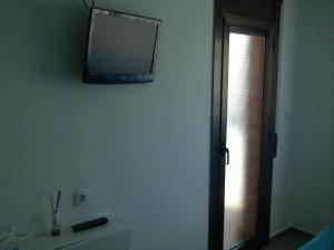 A television and/or entertainment centre at Hostal Cubelles