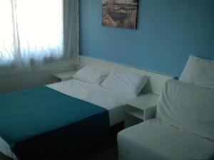 A bed or beds in a room at Hostal Cubelles