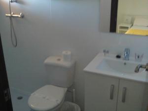 A bathroom at Hostal Cubelles