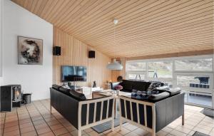 Posezení v ubytování Beautiful Home In Hjørring With Sauna