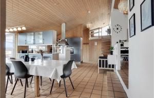 uma cozinha e sala de jantar com mesa e cadeiras em Beautiful Home In Hjrring With Sauna em Hjørring