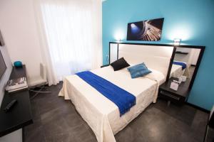 Postel nebo postele na pokoji v ubytování Capital Suite