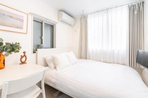 Postel nebo postele na pokoji v ubytování Miyako Shinjuku Hotel 都-新宿-