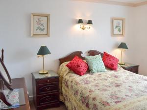 GermoeにあるMerriviewのベッドルーム1室(ベッド1台、ナイトスタンド2台、ランプ2つ付)