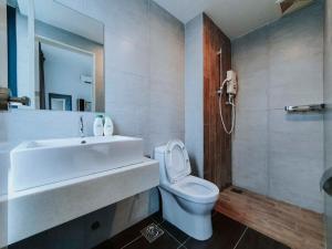 uma casa de banho com um lavatório, um WC e um chuveiro em Arte Plus Kuala Lumpur em Kuala Lumpur