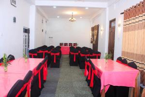 a room with red and black tables and chairs at King's Hill Hotel in Hatton