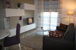 - un salon avec un canapé et une table dans l'établissement Chez Nous, à Milan