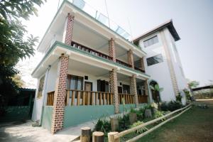 Bangunan di mana terletaknya rumah tamu ini