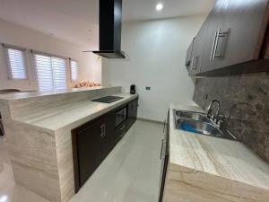 O bucătărie sau chicinetă la Departamento isla central 2 +15 fotografii