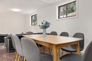 una sala conferenze con tavolo e sedie in legno di Alps Lakeview Lodge a Jindabyne