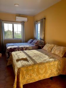 a bedroom with two beds and a window at Hotel y Restaurante Virgen de Fátima in La Ceiba