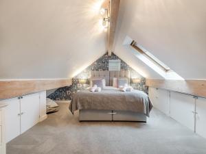 een slaapkamer met een bed op zolder bij Skye House in Bakewell