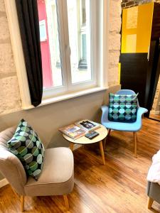 リールにあるMy Little Home - Le Vieux Lille de Rousseauのリビングルーム(椅子2脚、テーブル付)
