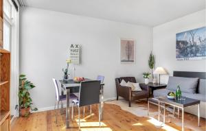 salon ze stołem i kanapą w obiekcie 1 Bedroom Amazing Apartment In Kbenhavn Sv w Kopenhadze