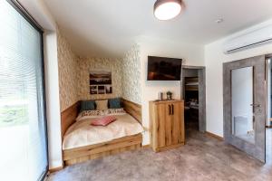 Rúm í herbergi á Bungalovy BLUDOVEČEK