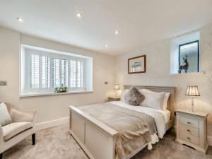 1 dormitorio con 1 cama, 1 silla y 1 ventana en Shireburn Cottage en Hurst Green