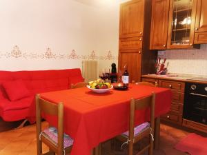 uma cozinha com uma mesa com uma taça de fruta em App vicino a Pedavena em Pedavena