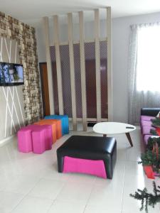 sala de estar con sofá y mesa en GOLDEN GUEST HOUSE KUANTAN en Kuantan