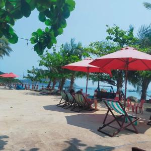 a group of chairs and umbrellas on a beach at Chamisland Hanhly homestay in Hoi An