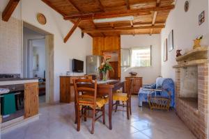 a kitchen and living room with a table and chairs at Villa Esperanza Torre Specchia in Torre Specchia Ruggeri