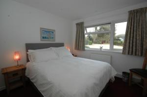 A bed or beds in a room at Mallards 