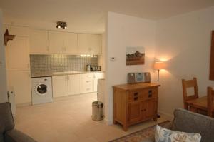 A kitchen or kitchenette at Mallards 