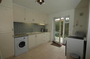 A kitchen or kitchenette at Mallards 