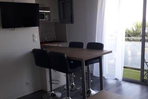 a kitchen with a table with chairs and a window at Appartement sur le port d'Arcachon proche plages in Arcachon