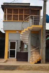 une maison avec des escaliers sur son côté dans l'établissement JOEL'S HOTELS & SUITES, à Ikeja