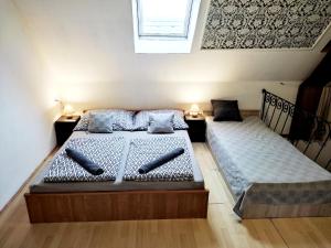 Voodi või voodid majutusasutuse MonAmi Art Apartman toas