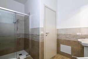 uma casa de banho com um chuveiro e um lavatório. em Sole e Mare 2 em Castelsardo